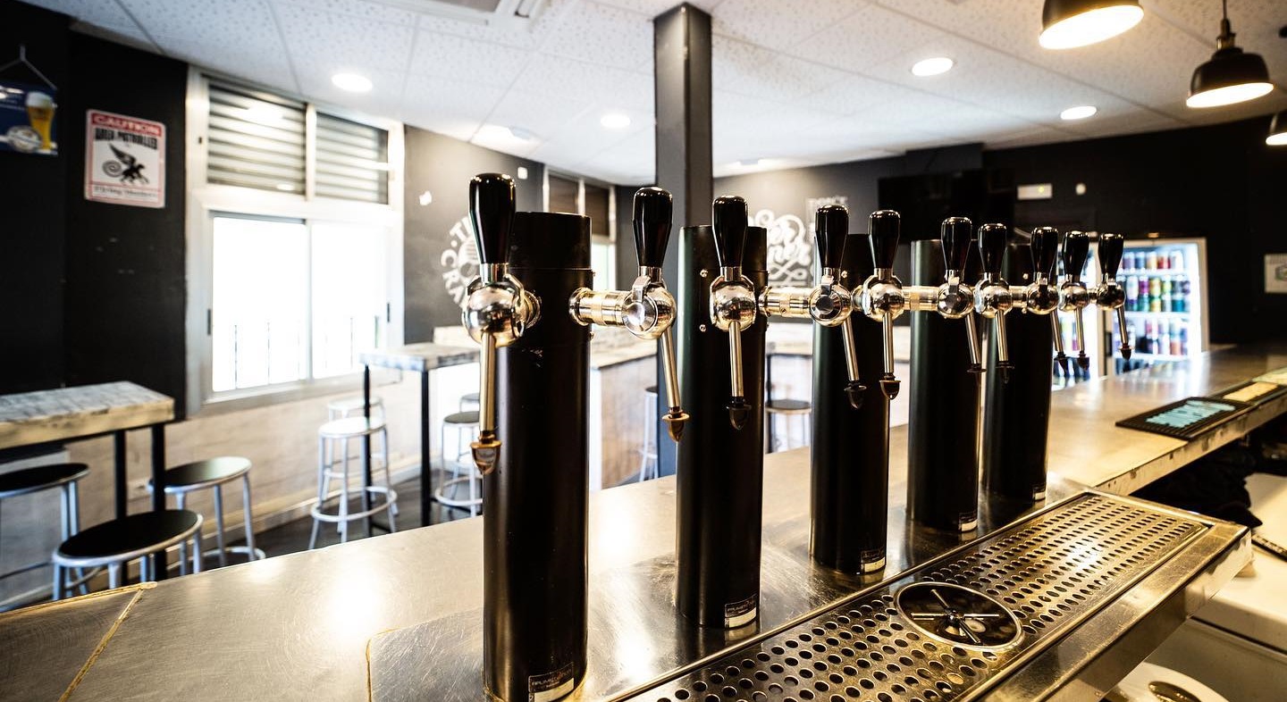 Meet the Brewer con Garage en Beer Corner 1 Beer Corner Imagen portada grifos tras la barra