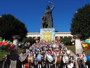Bandas de música junto a la estátua de Baviera