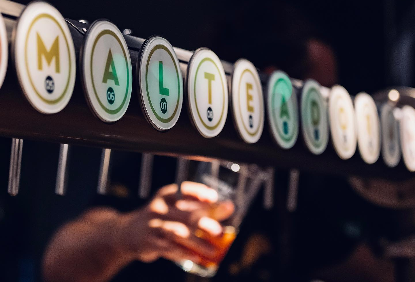 La Malteadora Imagen grifos brewpub y pinta cerveza 3
