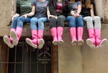 Pink Boots Society Botas rosas sobre puerta