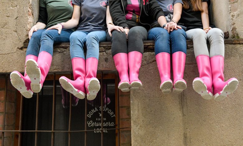 Pink Boots Society Botas rosas sobre puerta