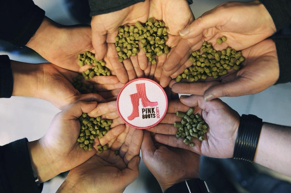 Pink Boots Society Spain se cita en la fábrica de Pyrene Craft Beer 1 Pink Boots Society Imagen manos con logotopo