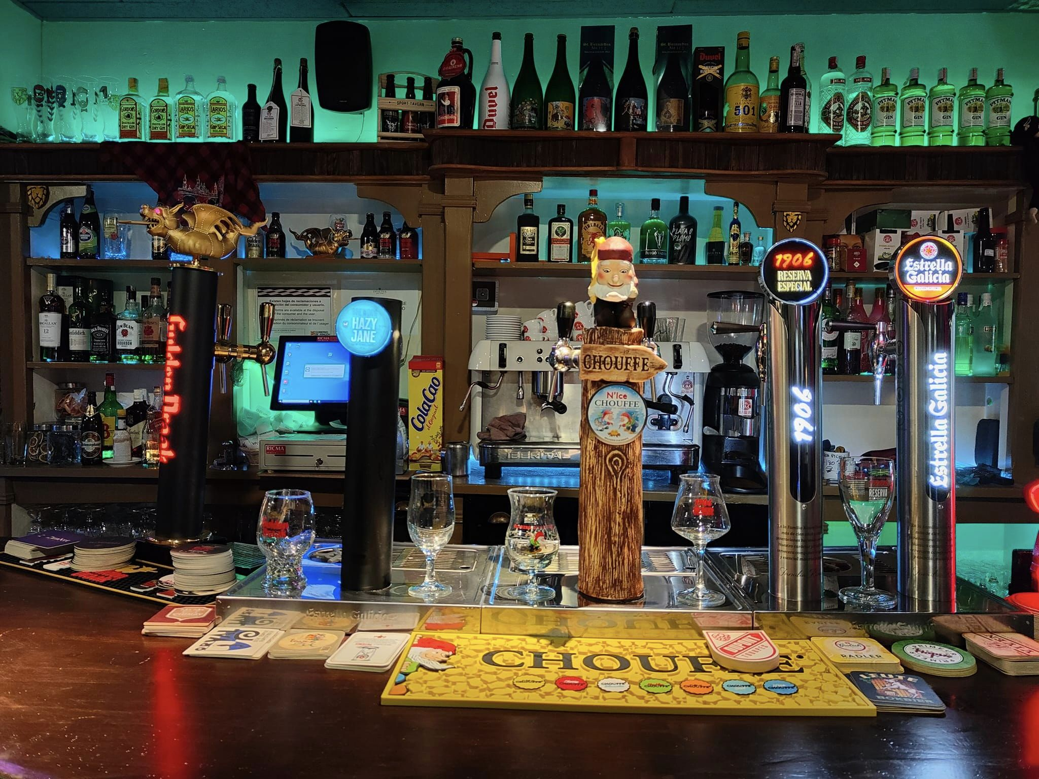 Oktoberfest en Invictus Sport Tavern 1 Invictus Sport Tavern Imagen grifos barra