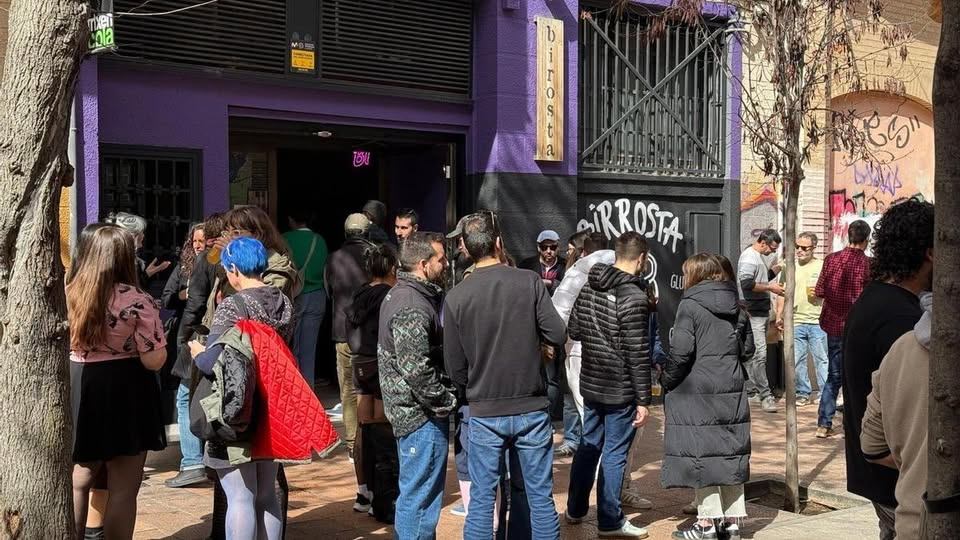 Birrosta Imagen entrada local con gente