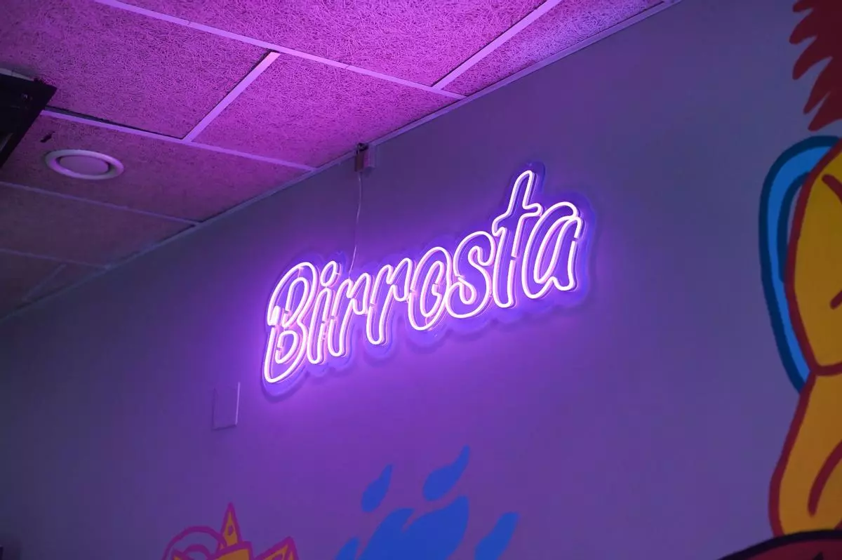 Presentación de Winner, Winner, Chicken Winner en Birrosta 1 Birrosta Imagen neon interior