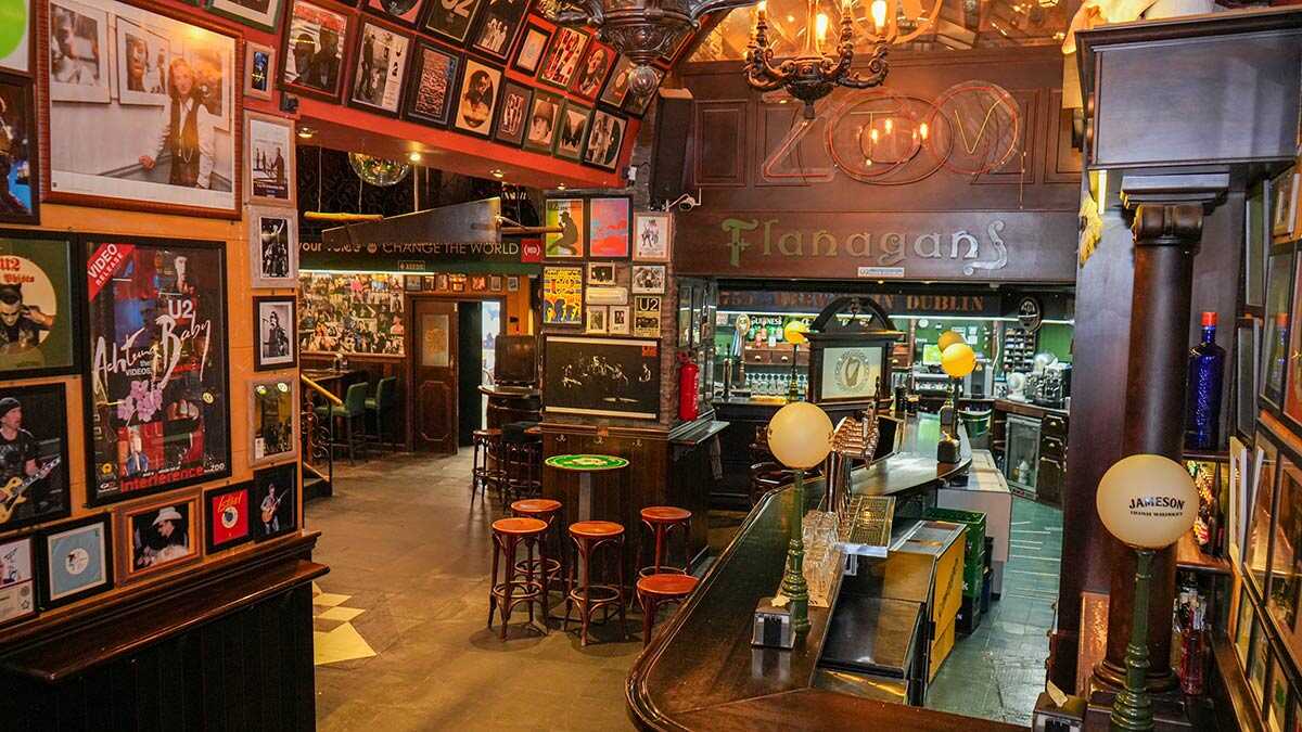 El templo turolense de U2 y la Guinness cumple 30 años en pleno 50º aniversario de la banda de Bono 1 Flanagans Temple Imagen interior pub